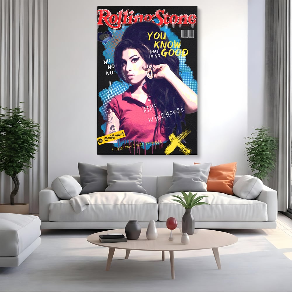 Tablou canvas cu tablou canvas cu amy winehouse pe coperta rolling stone, fara rama, pe sasiu de lemn, pe perete intr-un living